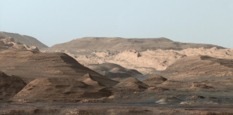 好奇号火星车全景相机所拍摄的盖尔撞击坑中夏普山的层状沉积岩。港大相片