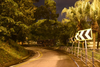 貨車沿葵涌華景山路落斜。