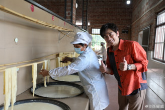 参观腐竹制造厂。