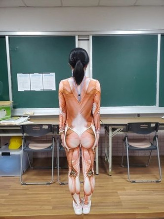 女教师着上肌肉装教导学生。（网上图片）