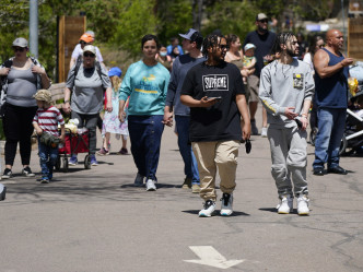科羅拉多州公園市民已除下口罩。AP圖片