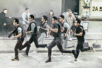 子丹与霆锋等一众演员荷枪实弹在街上拍摄。