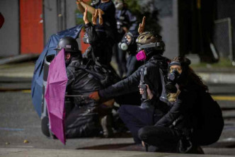 大约一百人在市中心街上聚集及捣乱。AP