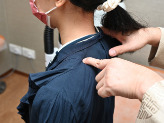 肩井穴：肩上，前直乳中，大椎與肩峰端連綫的中點處。
