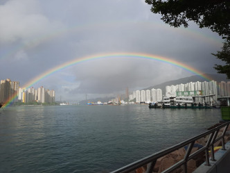 荃湾海傍双彩虹。读者提供