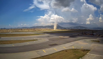 赤鱲角機場工地出現塵捲風。天文台影片截圖