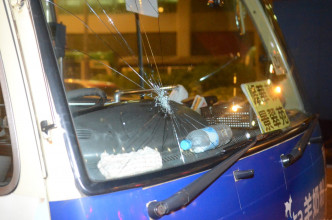 遇襲小巴車頭擋風玻璃碎裂。