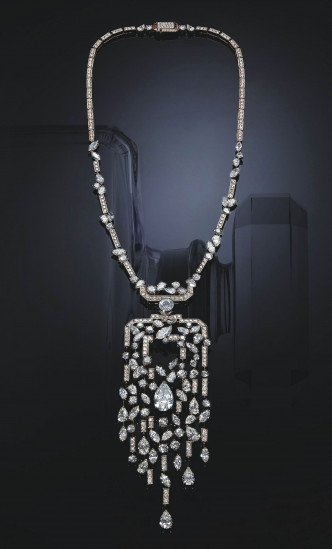 N°5 Sparkling Silhouette项链，以粉红金及铂金镶嵌钻石。当中包含一颗重约5.19卡的梨形切割钻石，以及一颗重约1.55卡的圆形切割钻石。（$14,267,000）