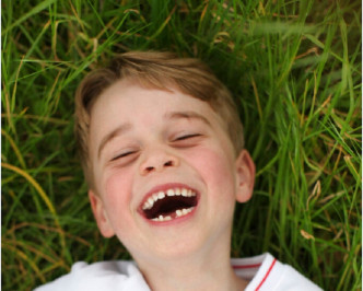 乔治6岁生日缺牙萌笑照由母亲凯特王妃操刀。AP图片