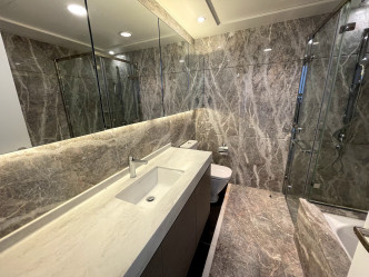 浴室墙地均以石材铺砌，易于打理。