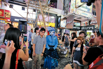 歌手龍小菌2012年以蒙面形象到旺角行人專用區街頭唱歌表演。資料圖片