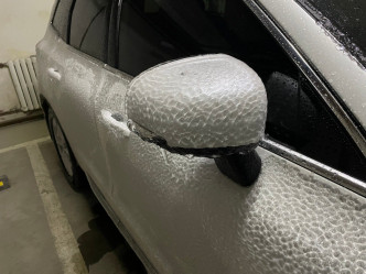 网友分享自己的座驾照片，可见车身出现一片片薄冰。互联网图片