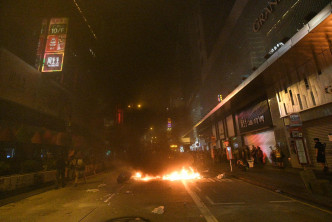 示威者縱火
