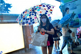 本港连日出现大雨。
