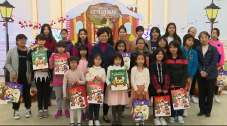 林鄭月娥招待小朋友到禮賓府慶祝聖誕。facebook圖片