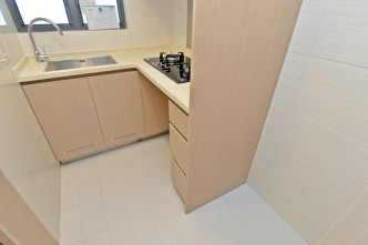 厨房设有厨柜及基本家电。（18楼B室447方尺2房示范单位）