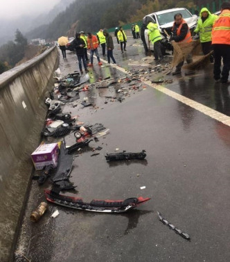 安徽岳武高速发生23车相撞事故造成5人死亡。网上图片