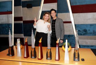 寰亚歌星郑欣宜及冯允谦实力好劲，横扫乐坛颁奖礼多个奖项。