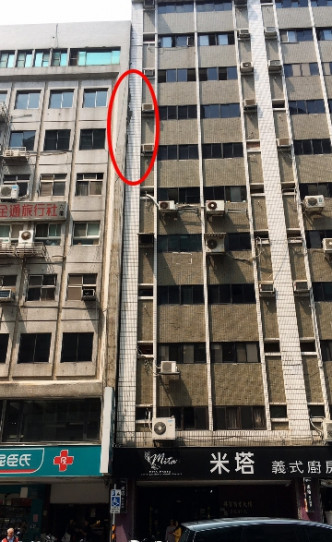 台北有大厦疑似倾斜。facebook