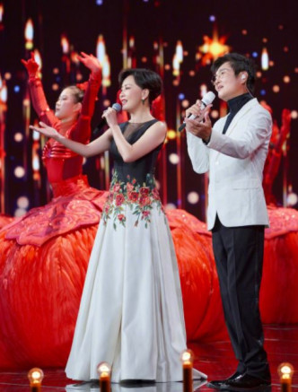 刘嘉玲盛装演出国庆晚会。