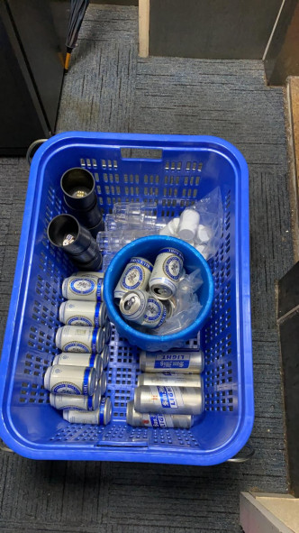 警方共检获约20罐啤酒。警方图片