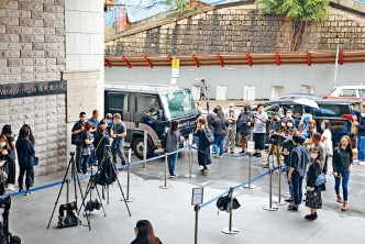 不少记者昨到吴少芬的安息礼进行采访。
