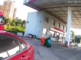 女子扔下母亲后，由广州一直驾驶至湖北赤壁的加油站。
