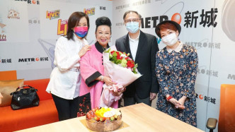 新城高层宋文禧、冯静婷及程凯欣送赠生日蛋糕及鲜花，祝她生日快乐，身体健康。