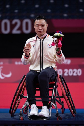陳浩源摘走夢寐以求的殘奧獎牌。 香港殘疾人奧委會暨傷殘人士體育協會圖片