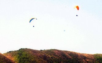 有市民在大嶼山玩滑翔傘期間，懷疑遇上強風失控墜落山頭。資料圖片