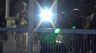 有示威者以雷射灯射向在场防暴警员。