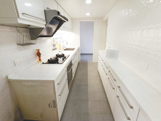 廚房為長形設計，備有簇新的家電及工作桌，盡頭可連接工人套房。