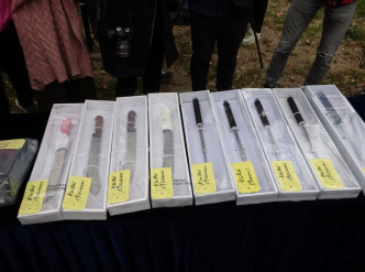 警方檢獲一批武器，包括伸縮警棍及牛肉刀。