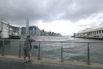 天文台预料高达每小时70公里或以上的强阵风继续吹袭香港。