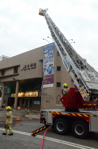 葵涌劇院地下一間中菜館抽油煙槽噴火冒黑煙，多名員工疏散。