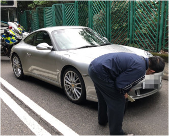 對面線一輛保時捷跑車受飛出的碎片波及。