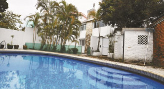 屋外设私人泳池，特别适合夏天时消暑。