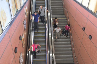 站內月台往大堂的電梯及升降機暫停使用，乘客需要行樓梯離開。
