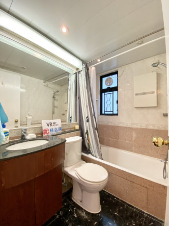 浴室采浴缸设计，住户可享浸浴之乐。