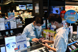 市民於電器舖使用消費券購買心儀物品。