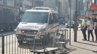 警員封閉一段廣福道供市民拜祭車禍死者。