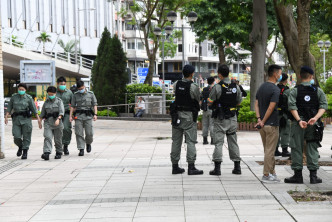 維園足球場暫時關閉，防暴警在維園出入口把守及巡邏。