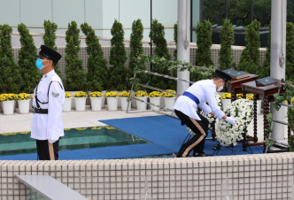 萧泽颐等警队代表致送花圈悼念因公殉职的警务人员。