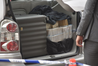 警方搜查涉案七人車發現2個行李箱