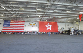 美国军舰列根号访问无挂中国国旗 香港区旗。资料图片