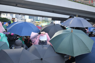 金鐘一批示威者在場張開雨傘與警方對峙。