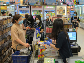 超市职员加强消毒。