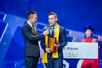 陈国坤获颁最佳男配角奖。