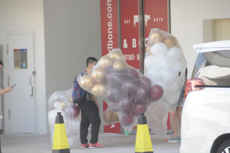 中午開始有工作人員運送大量氣球前來佈置。