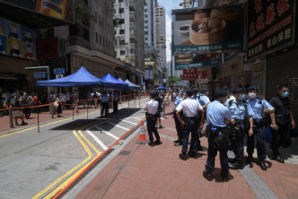 警員在銅鑼灣東角道拉起封鎖線。